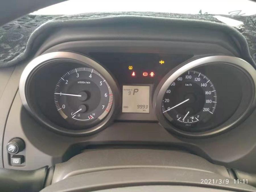 鄂DS1R01陸地巡洋艦霸道一輛的拍賣公告