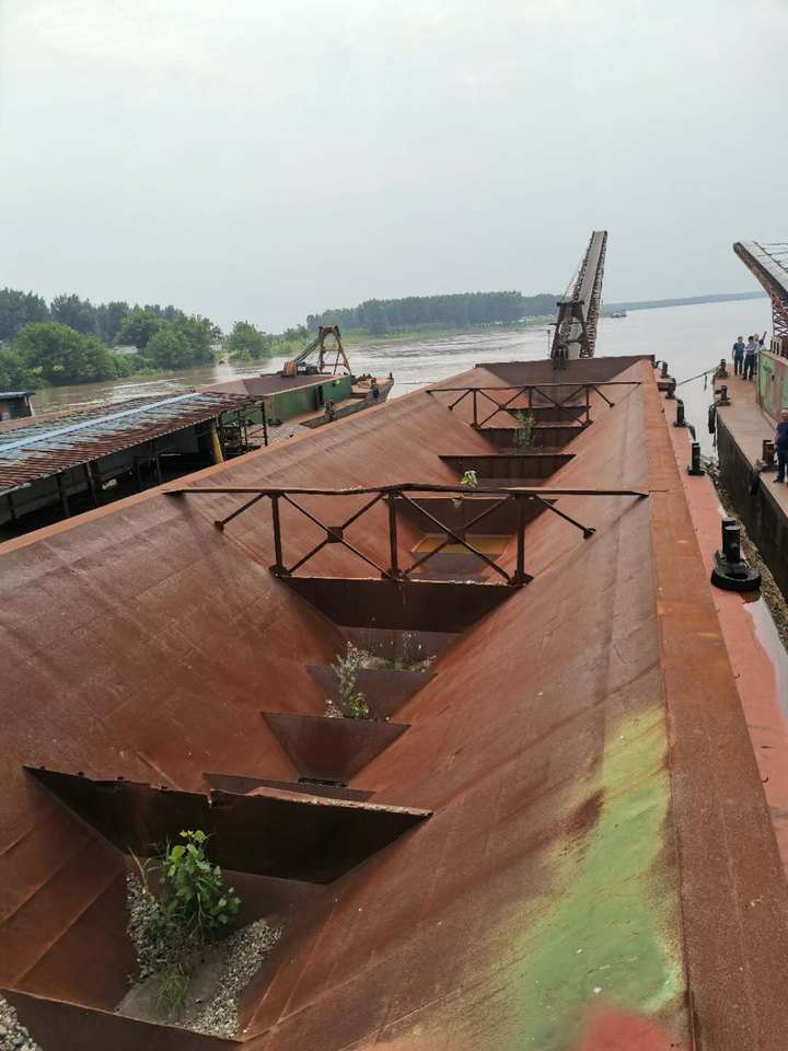 “荊航266”號自卸砂船(圖3)